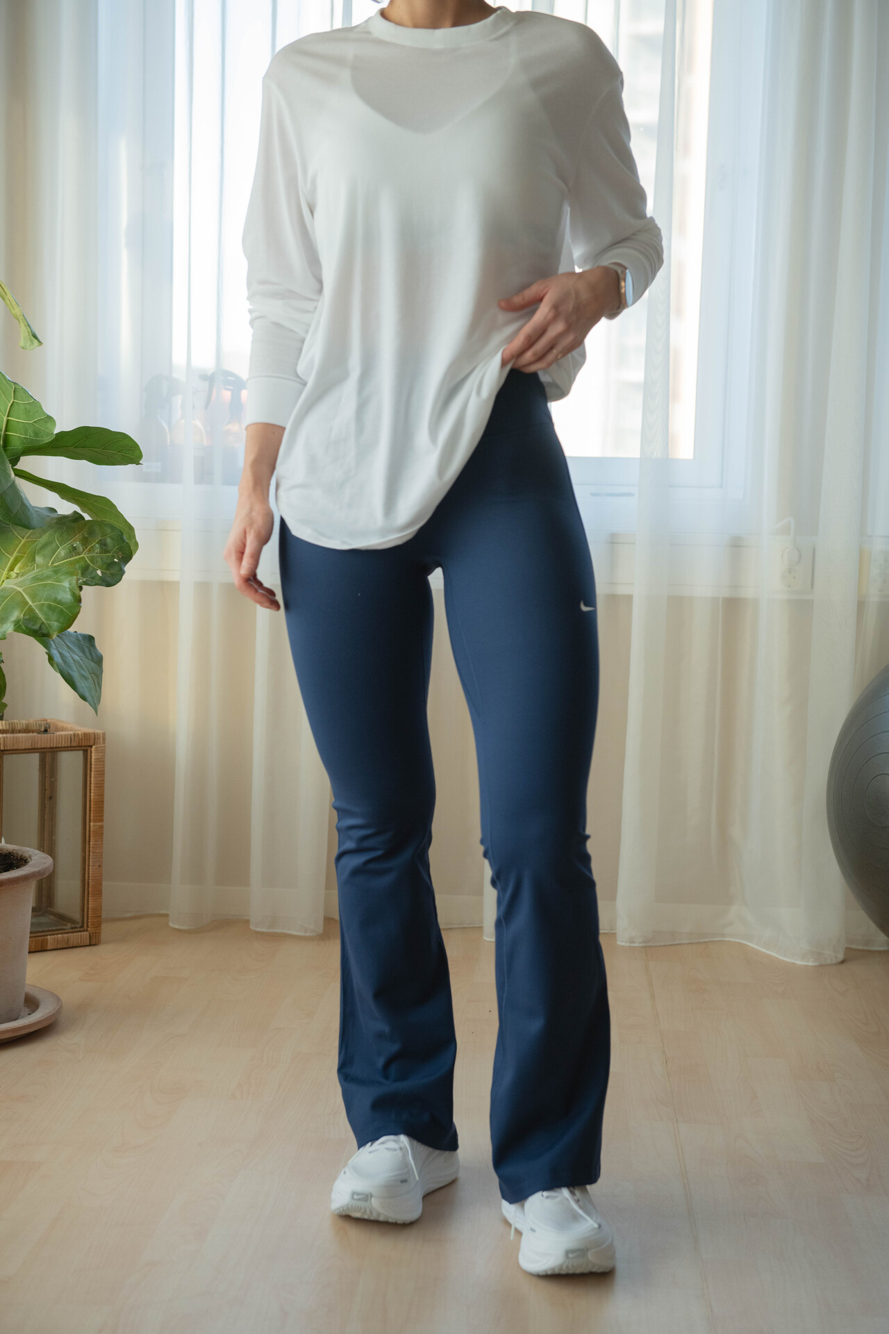 Nike One High-Waisted Flared Leggings Midnight Navy / White