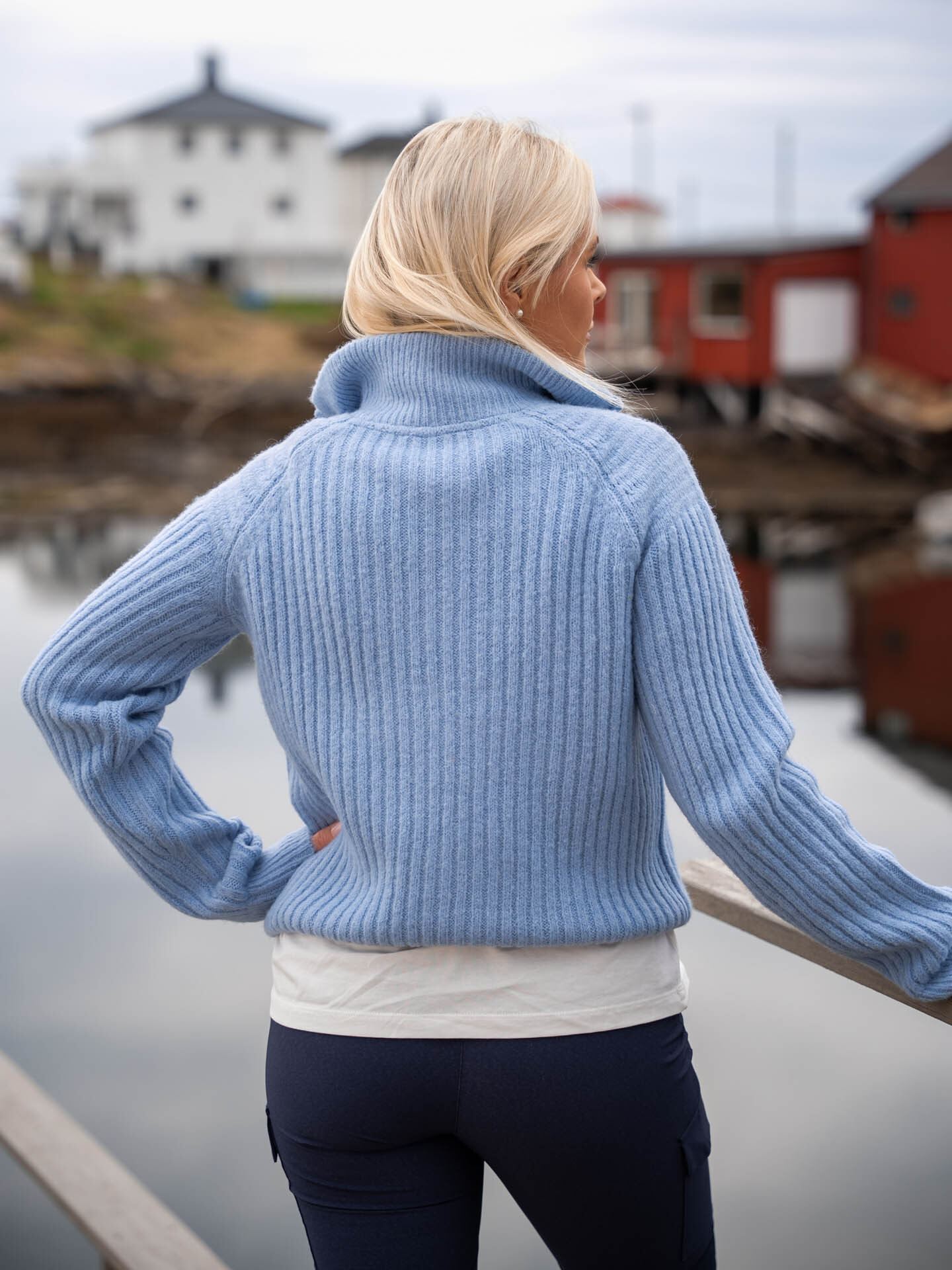 Twentyfour Mode Iris Half Zip Genser - Blå | Getinspired.no, حجم الصورة 1440x1920