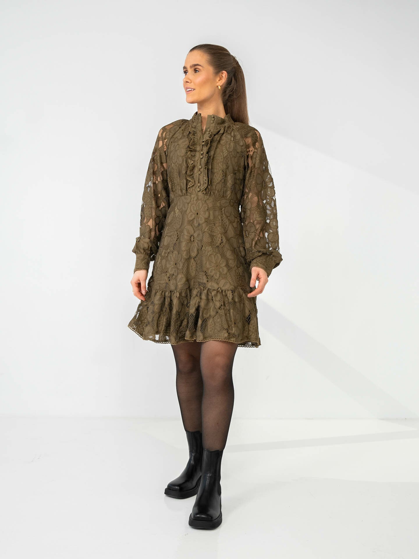 Y.A.S Stilla Long Sleeve Lace dress - Brun | Getinspired.no Y.A.S Stilla Long Sleeve Lace dress - Brun | Getinspired.no