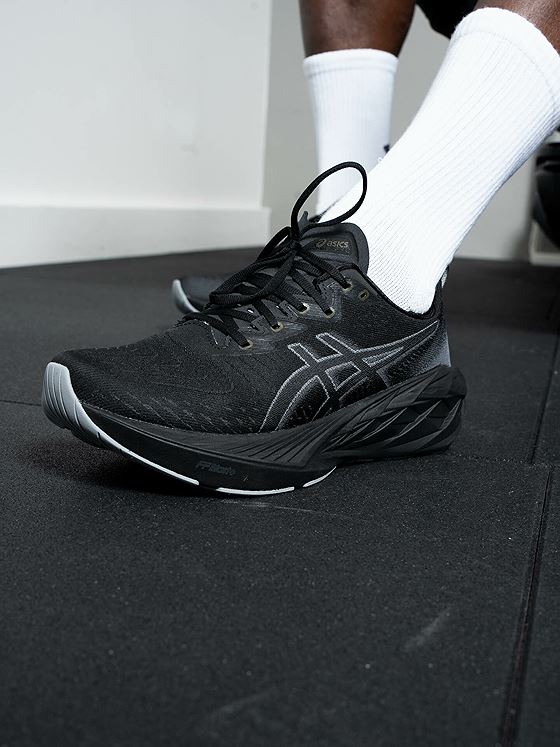 ASICS Novablast 4 Black / Graphite Grey