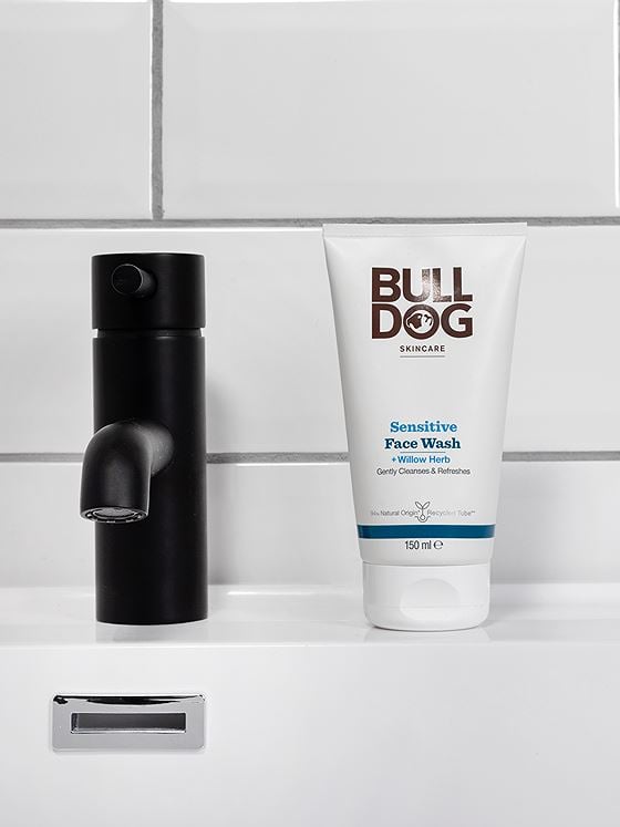Bulldog Sensitive Face Wash 150 ml Hvit