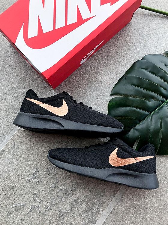 Nike Tanjun Black/ Mtlc red bronze