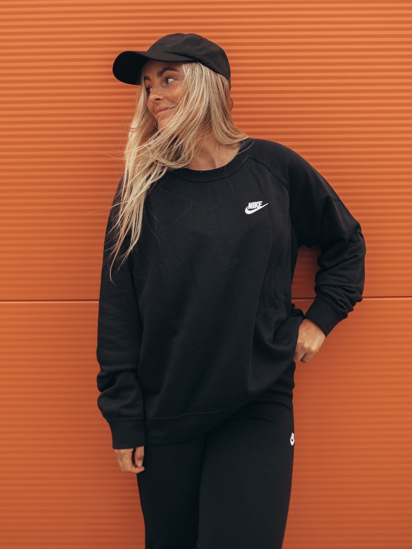 Nike Essential Fleece Crew - Black | Getinspired.no