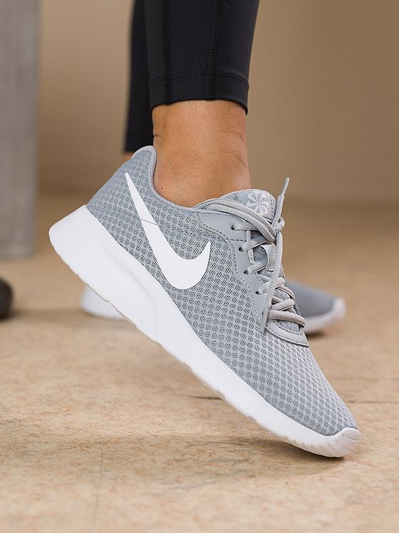 Nike Tanjun Wolf Grey/Barely Volt/Svart/Hvit