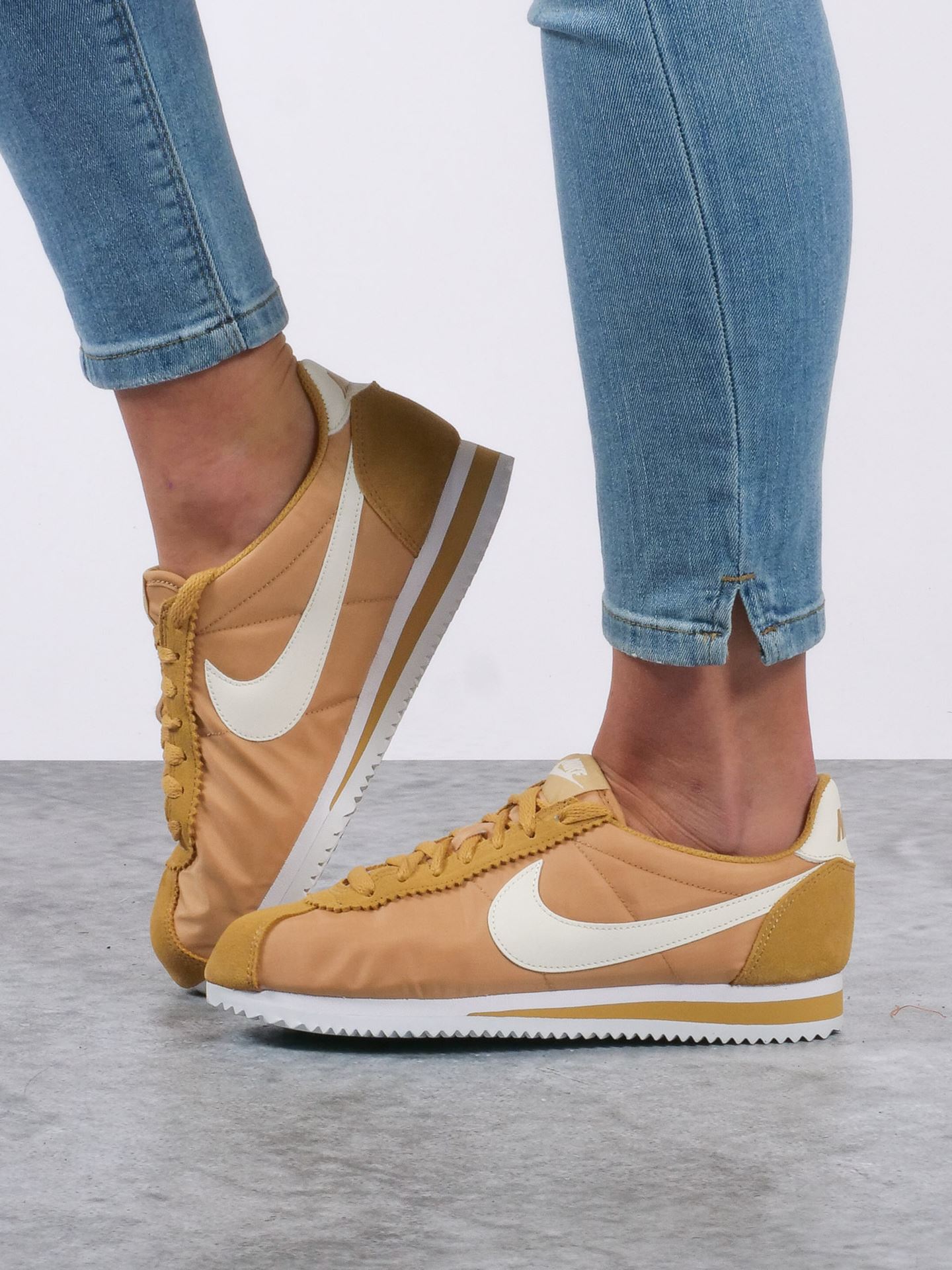 Nike cortez club discount gold