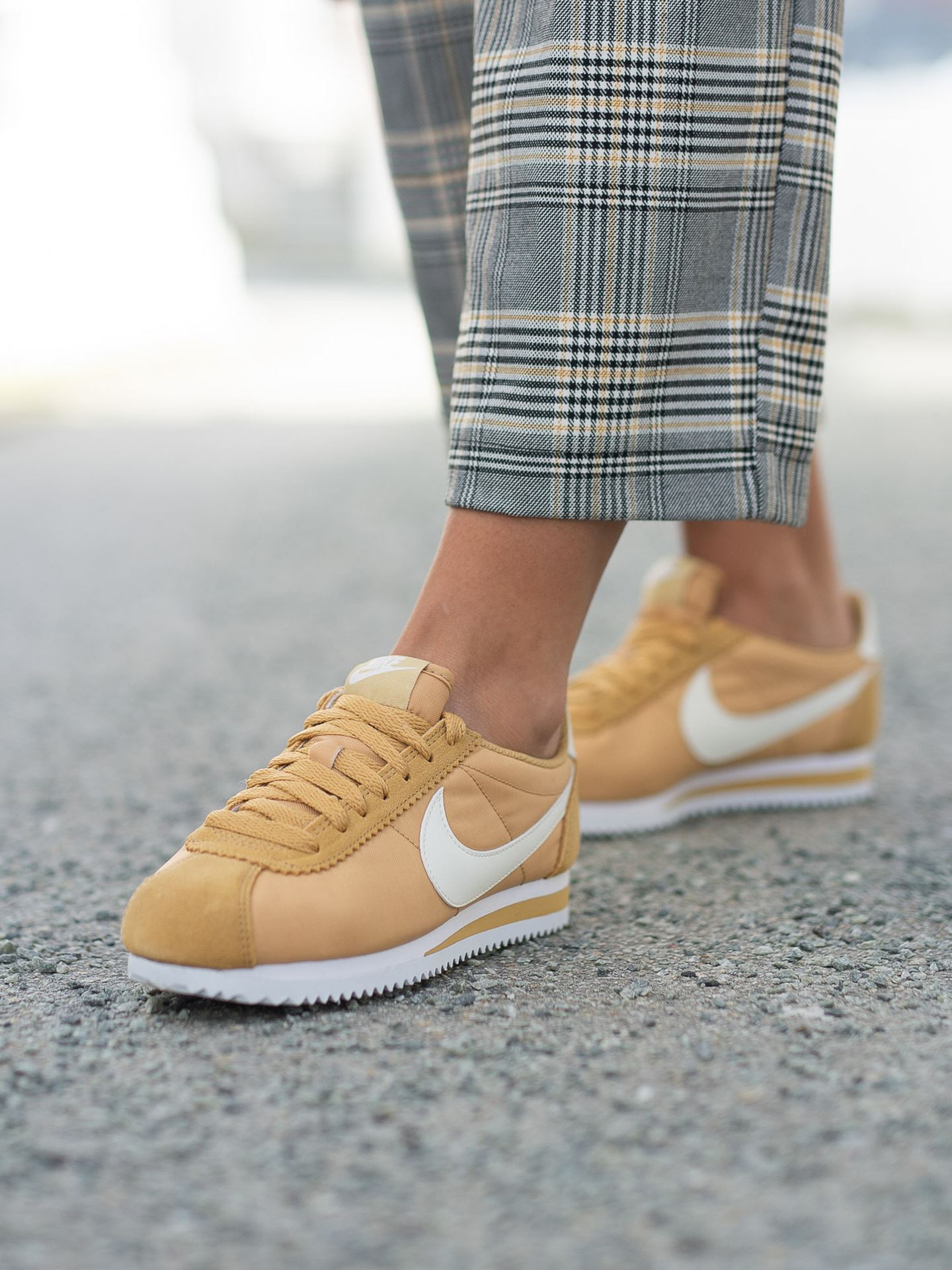 Nike cortez club discount gold