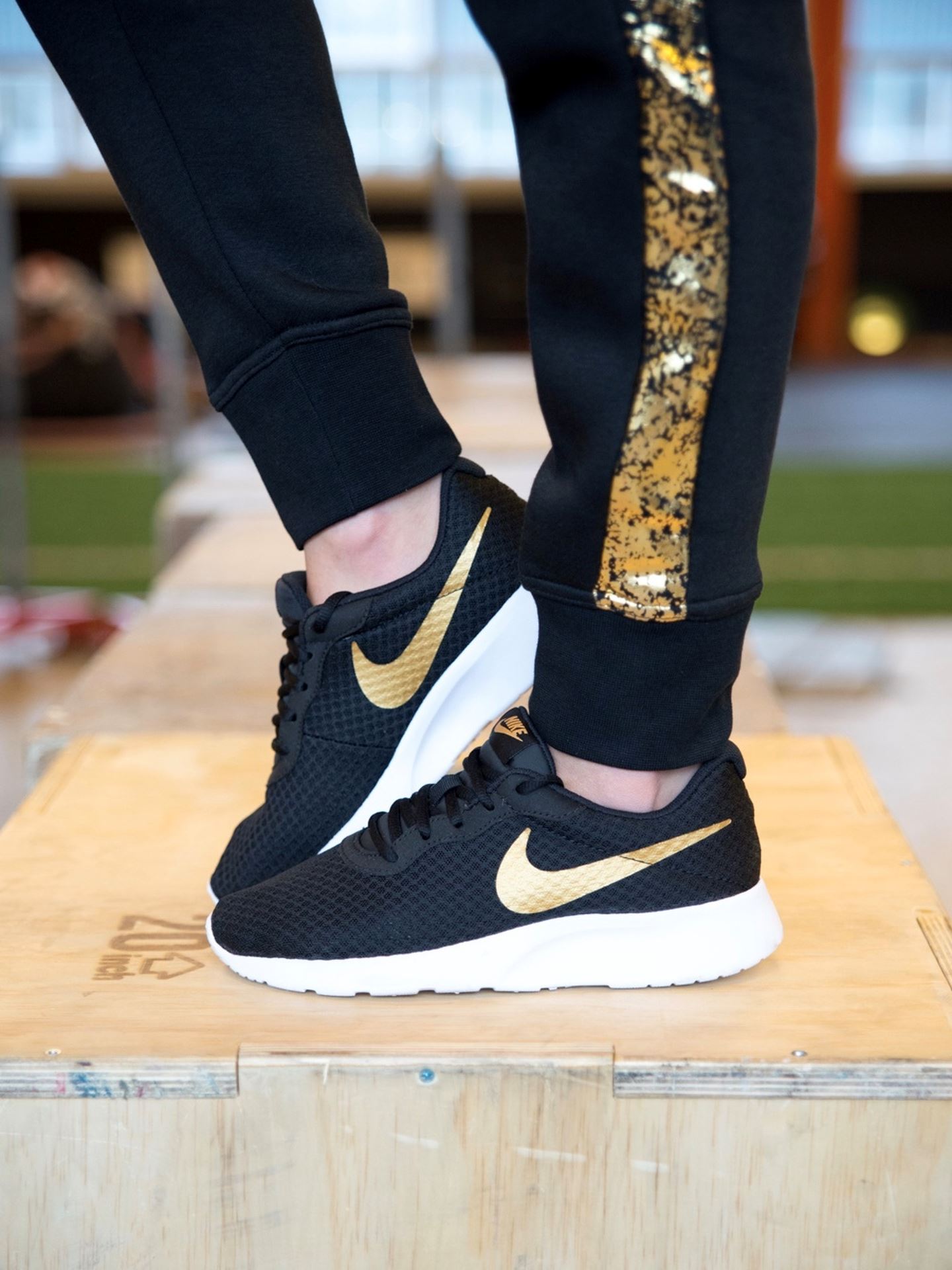 Nike Tanjun BLACK METALLIC GOLD Getinspired.no