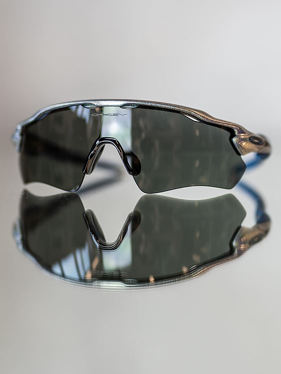 Oakley Radar Ev Path Holographic / Brilleglassfarge: Prizm Grey / Lysgjennomslipp: 17%