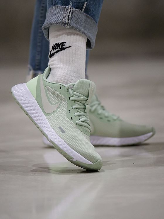 Nike Revolution 5 Pistachio Frost/ Spruce Aura-Vapor Green