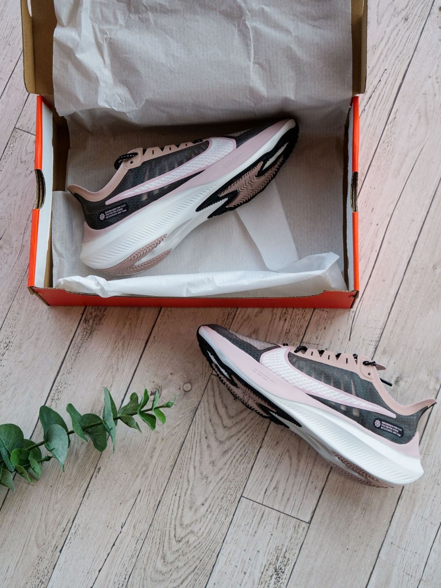 NIKE Zoom Gravity FLERFARGET - Main Image