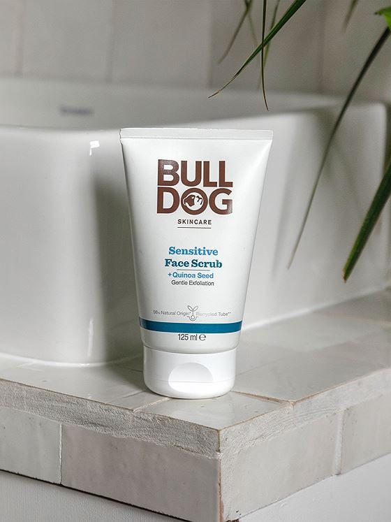 Bulldog Sensitive Face Scrub 125 ml Hvit